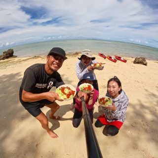 シーカヤックツアーのタコライス🌮
誰もいないビーチで、波の音しかしない場所で、お米から炊いて作るタコライスを食べる。
この時間の為に漕ぐと言ってもいいでしょう😁
まだまだ沖縄は夏ですよ🌞
#沖縄
#タコライス
#アクティビティ
#シーカヤック