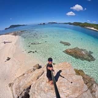 【慶良間シーカヤック遠征】
日程:9月30日〜10月3日(4日間)
距離:約100km
計画をしたのも2週間前。
ツアーキャンセルで急遽1日繰り上げて出発した今回の遠征は、慶良間諸島を知り、綺麗な景色に満たされ、でも最後には自然の牙を剥く姿を見た4日間でした。
1日目の瀬長島から渡嘉敷島の島渡りは順調そのもの。
適度な向かい風に穏やかな海況で約5時間のパドリング。
慶良間諸島では野営が制限されているので今回は阿波連ビーチのキャンプ場へ。一人旅のドイツ人と出会い仲良くなれたのは楽しかったな。
2日目は座間味島まで島を伝って北上。
ゆっくり魚を釣って食べる日にした。バラハタ、アカハタ、ヒメフエダイ、赤い魚がたくさん釣れて、刺し身に焼き魚に大満足の1日。阿嘉島のニシハマは綺麗だった。
3日目は無人島周りで渡嘉敷島へ。
上陸禁止の久場島のスケールは圧巻。海食洞に見たことのないような深い青は今回のハイライトだったような気がする。
追い討ちをかけるようにモカラク島の珊瑚が慶良間諸島の素晴らしさを訴えてきた。
4日目は瀬長島戻り向かい風4mの予報よりも風は強く、渡嘉敷島からチービシまでは終始気を抜けない状況。特に渡嘉敷島と前島付近の潮流の速い場所は2-3mの波が速いピッチで打ち付けて来て、転覆したらただじゃ済まない状況を何とか超えて7時間かけてゴール。あれが今の自分の限界点かな。でも波を読んでパドルを動かしバランスを取る技術はああでしか積めないんだろう。
とにかく楽しい4日間だった。
#沖縄
#慶良間 
#シーカヤック